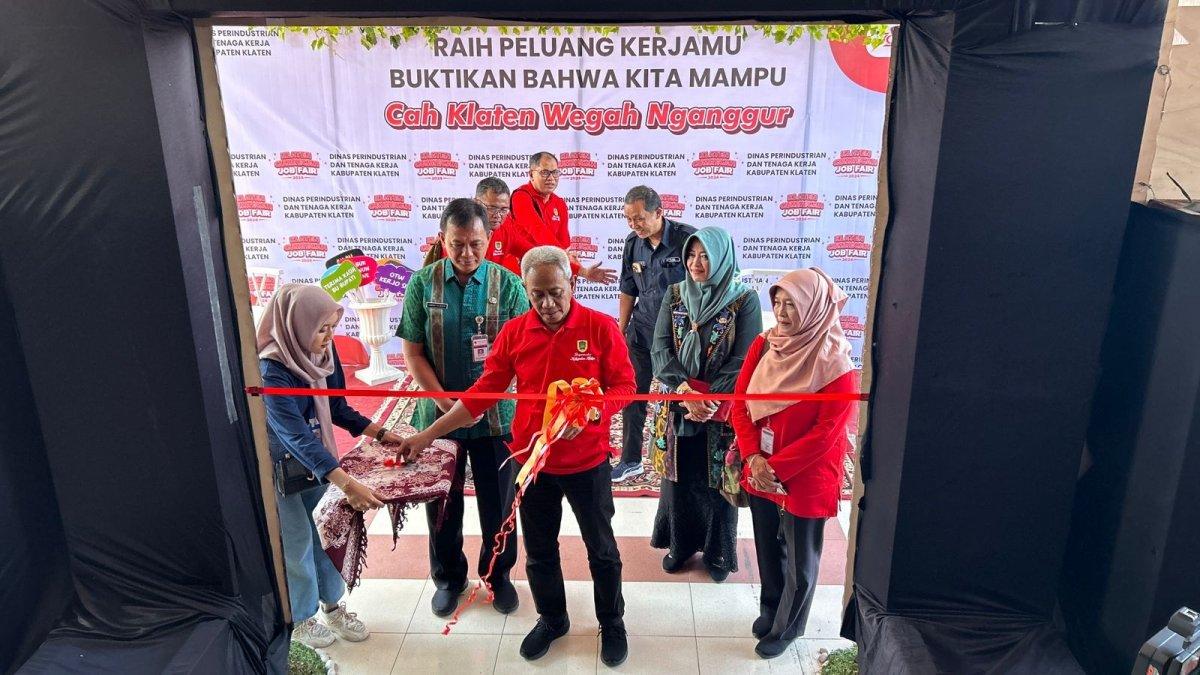 Asisten Perekonomian dan Pembangunan Sekretariat Daerah Klaten Much Nasir membuka Klaten Gumregah Job Fair 2024 
