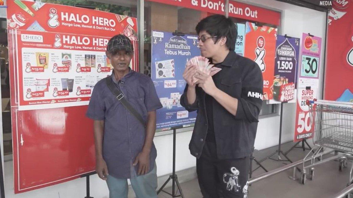 Atta Halilintar ajak tetangganya yang bekerja sebagai pemulung belanja.