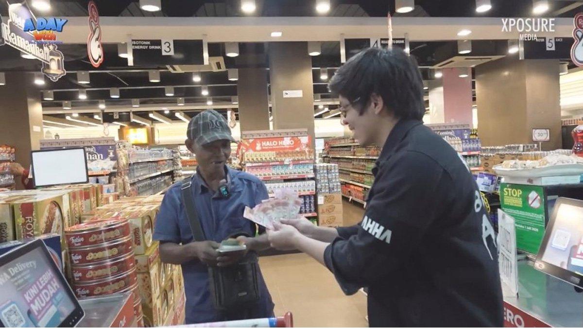 Atta Halilintar beri uang untuk tetangganya yang bekerja sebagai pemulung.