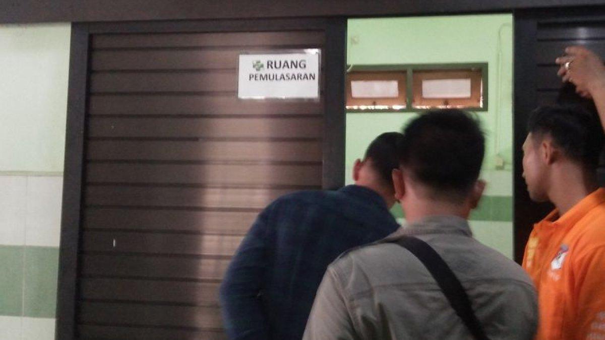 Autopsi pria yang ditemukan tewas penuh darah di sebuah rumah kavling di Desa Pranti, Kecamatan Menganti, Gresik, Jawa Timur. Autopsi dilakukan di RSUD Ibnu Sina Gresik, Selasa (28/11/2023).
