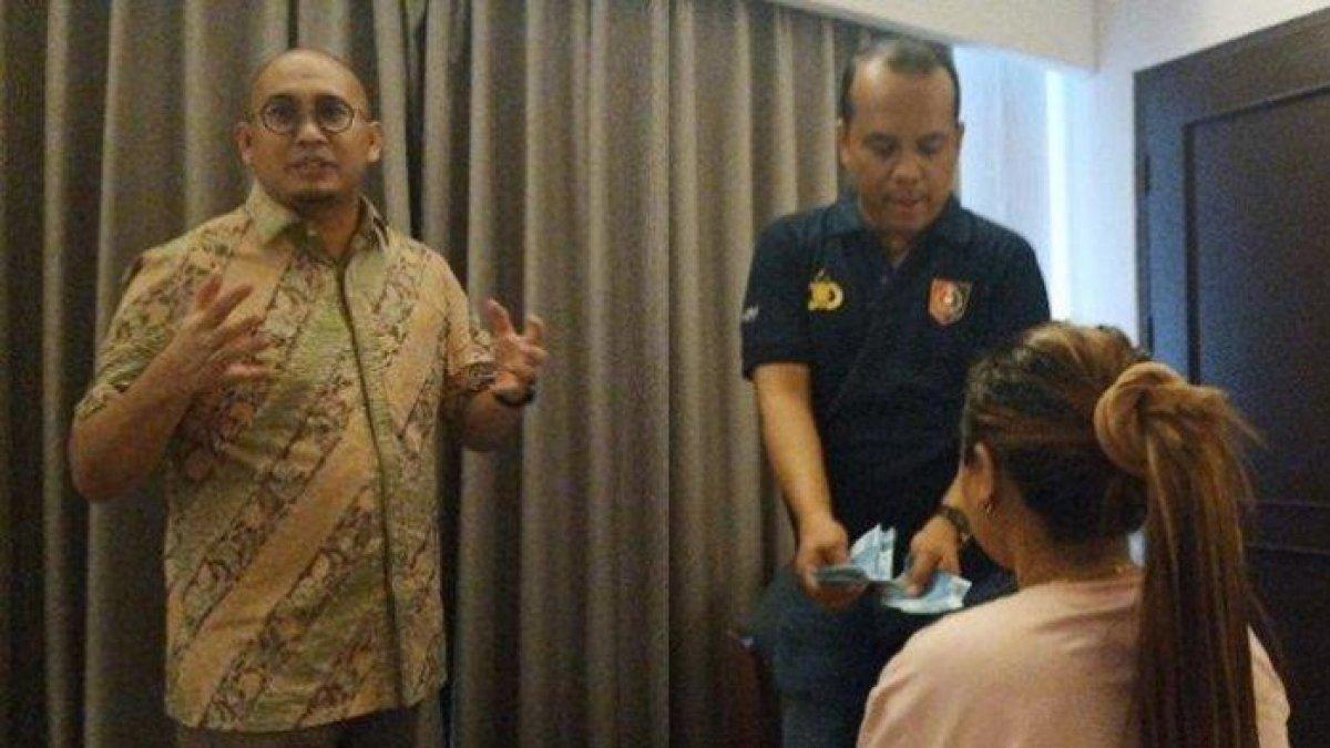 Ayah AZIZAH SALSHA - Andre Rosiade saat gerebek PSK di hotel di Padang. Inilah profil Andre Rosiade bapak Azizah Salsha, kekayaan danpekerjaan, kisah gerebek PSK di hotel yang viral.