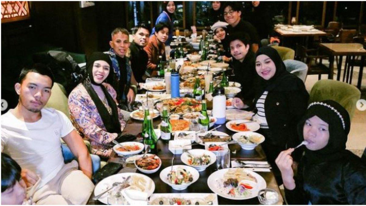 Ayah Atta Halilintar rayakan ulang tahun bareng istri, anak, mantu dan cucu