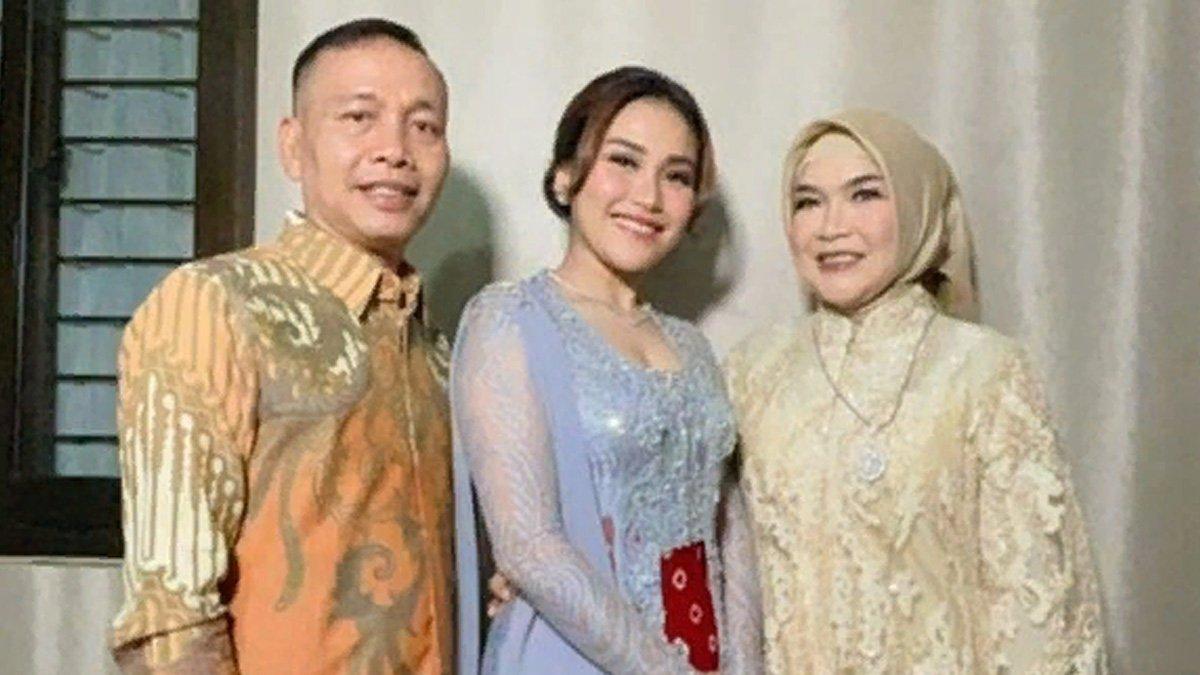 Ayah Rozak dan Umi Kalsum bahagia Ayu Ting Ting akan lepas status janda.