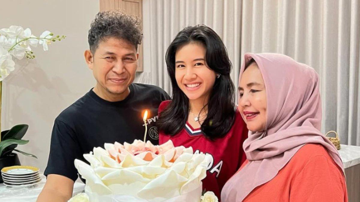 AYAH SHENINA CINNAMON - Potret Shenina Cinnamon bersama orang tuanya diambil dari Instagram pada Selasa (11/2/20250. Ayah Shenina Cinnamon adalah produser dan sutradara film.