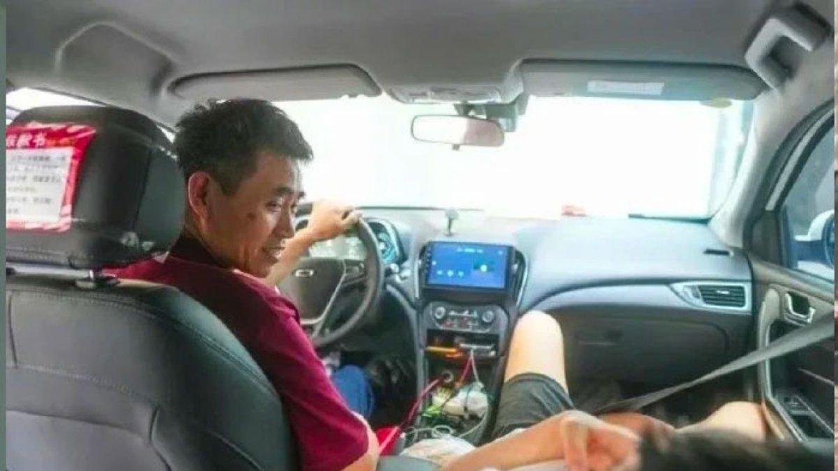Ayah ajak anak yang sakit saat kerja jadi driver taksi online karena tak ada yang jaga di rumah