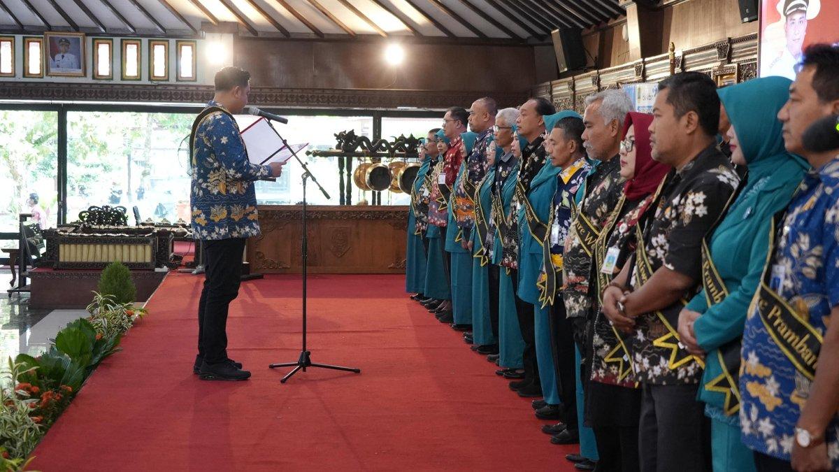 GENRE KLATEN - Bupati Klaten Hamenang Wajar Ismoyo memberikan arahan usai mengukuhkan Ayah dan Bunda Generasi Berencana (GenRe) tingkat kecamatan se-Kabupaten Klaten, dalam sebuah prosesi yang digelar di Pendopo Pemkab Klaten, Selasa (3/6/2025).