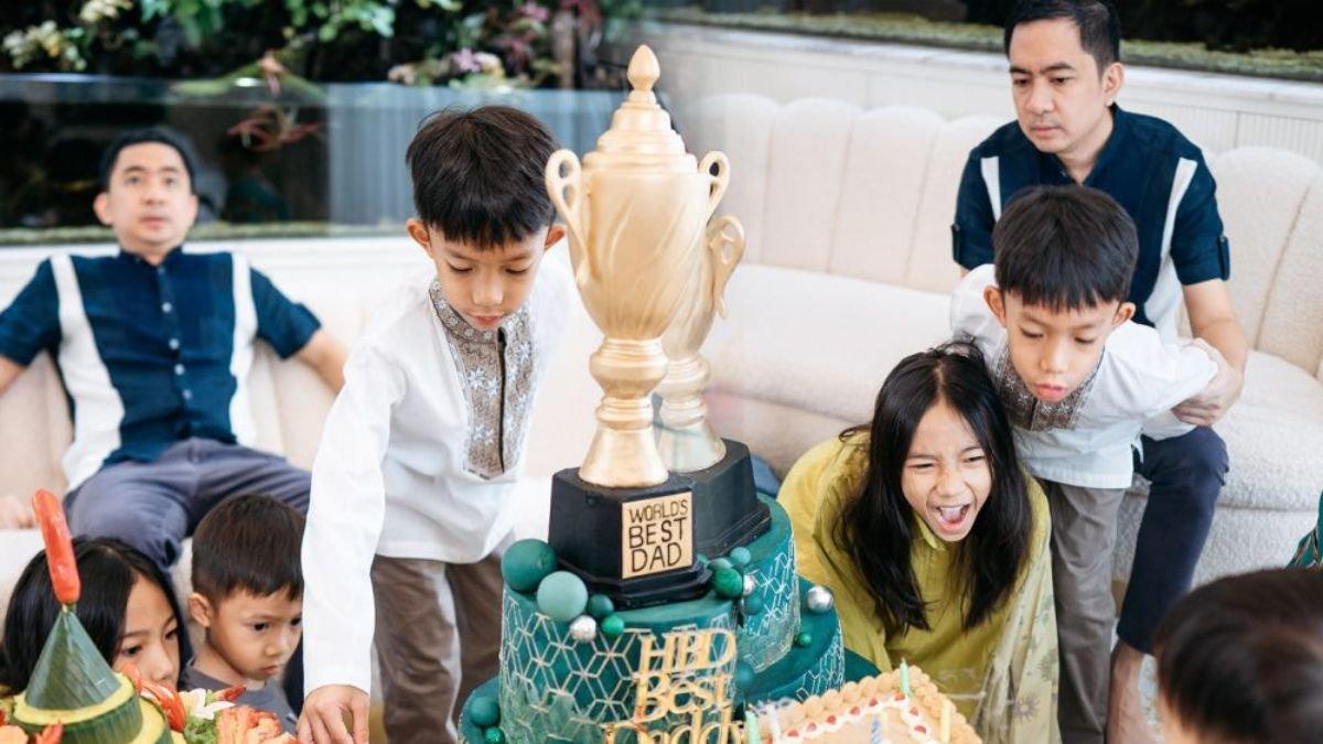 Ayu Dewi merayakan ulang tahun Regi Datu