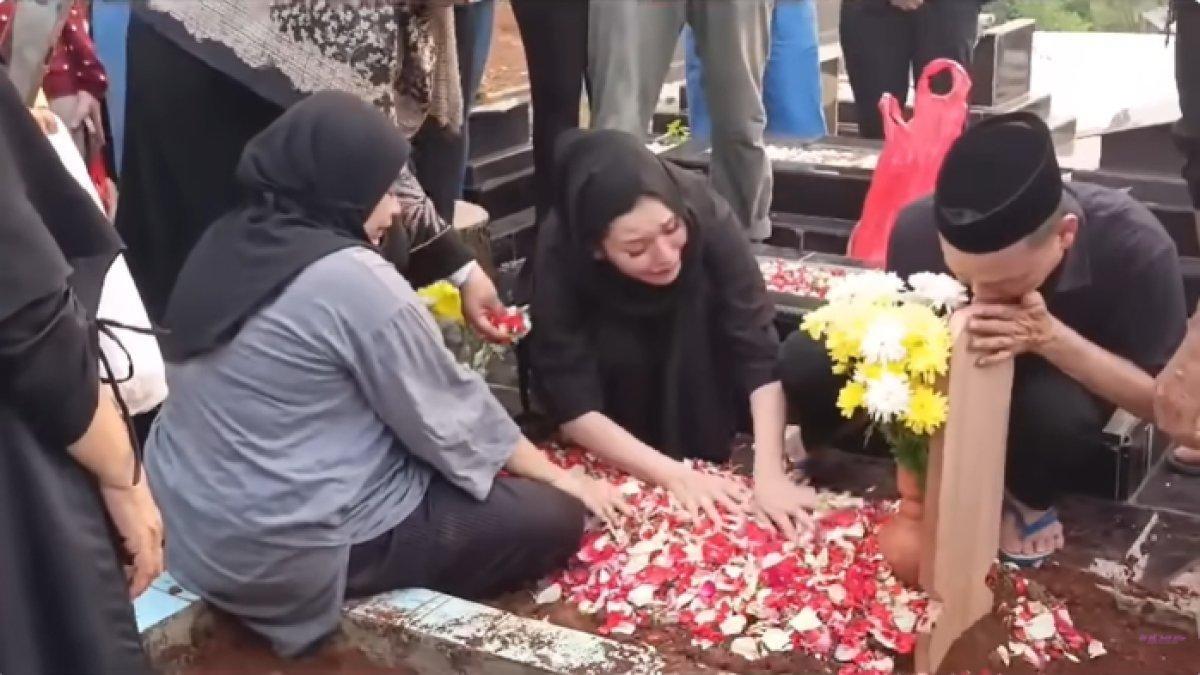 Ayu Ting Ting & Syifa tak henti menangis melepas kepergian Zoltan