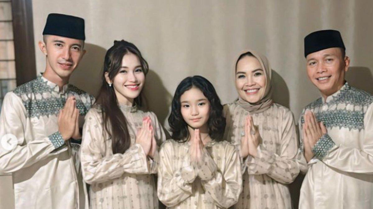 Ayu Ting Ting dan keluarga nyaris telat salat ied