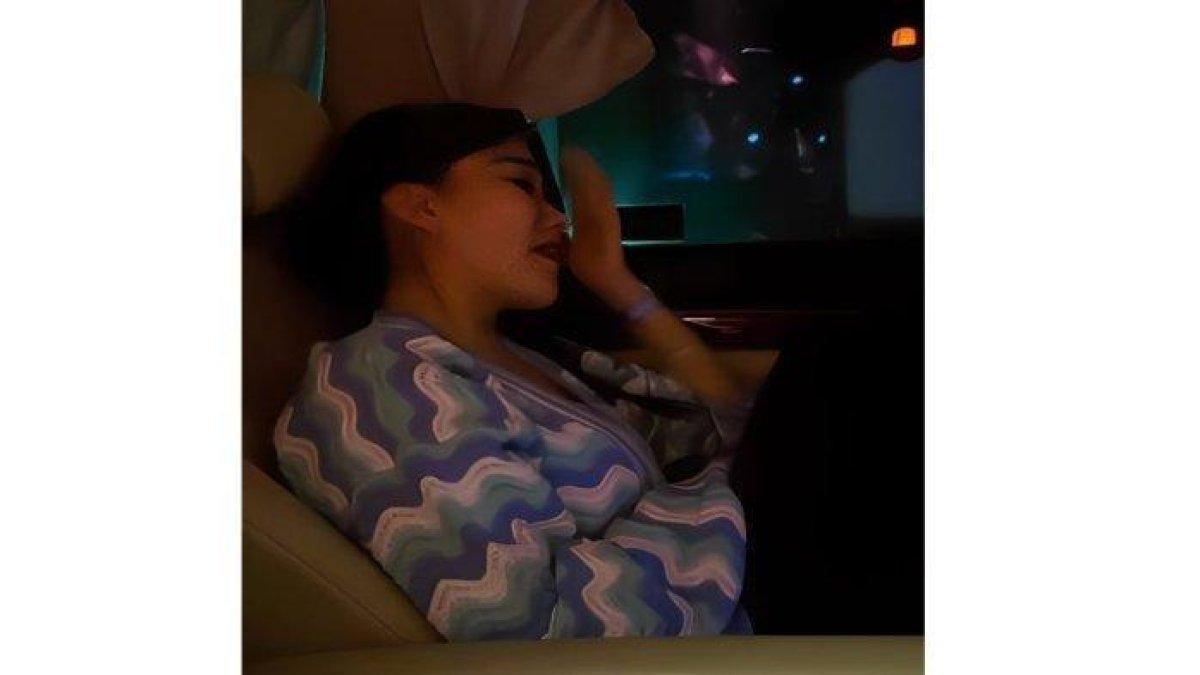 Ayu Ting Ting nangis diduga patah hati batal nikah dengan Lettu Muhammad Fardhana.