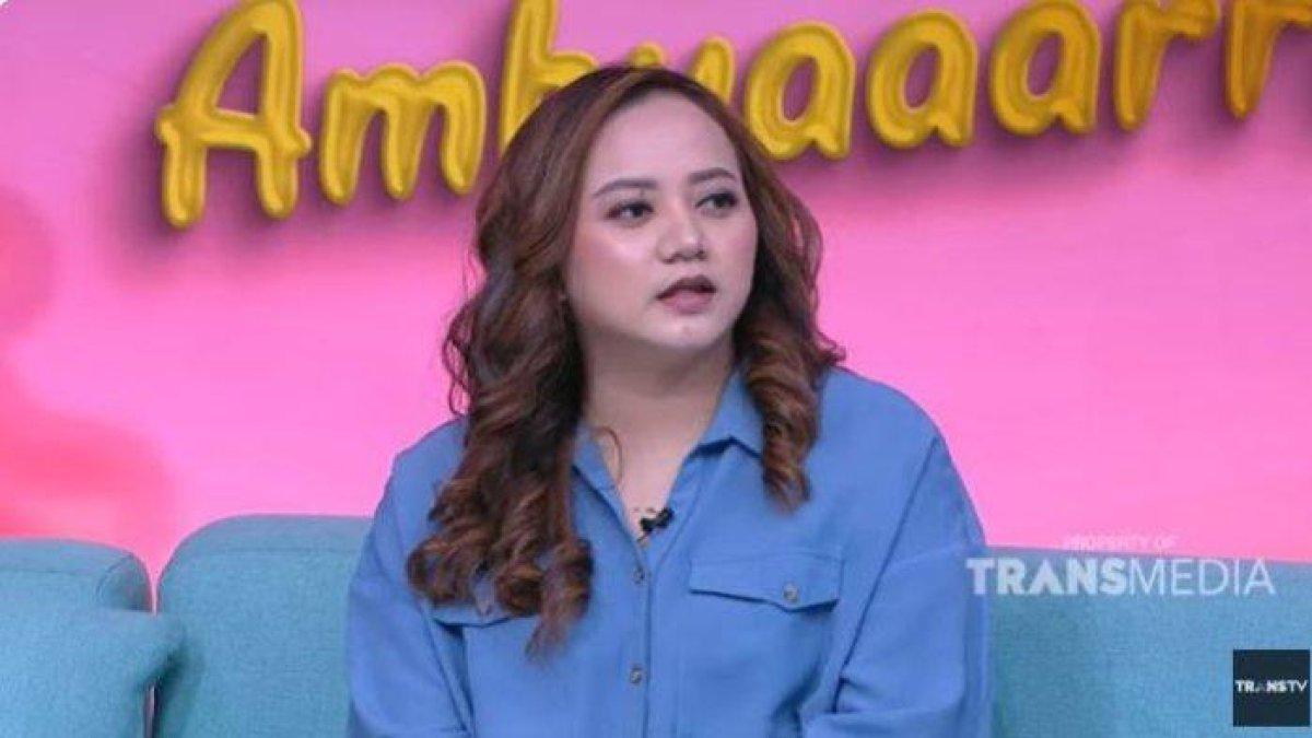 Azhiera tak mengetahui kebiasan Kurnia Meiga yang ternyata kerap mengkonsumsi alkohol.