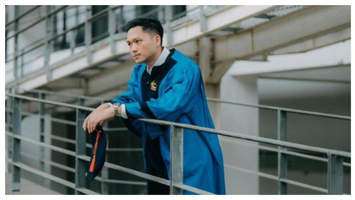 Azriel Hermansyah Wisuda Sarjana