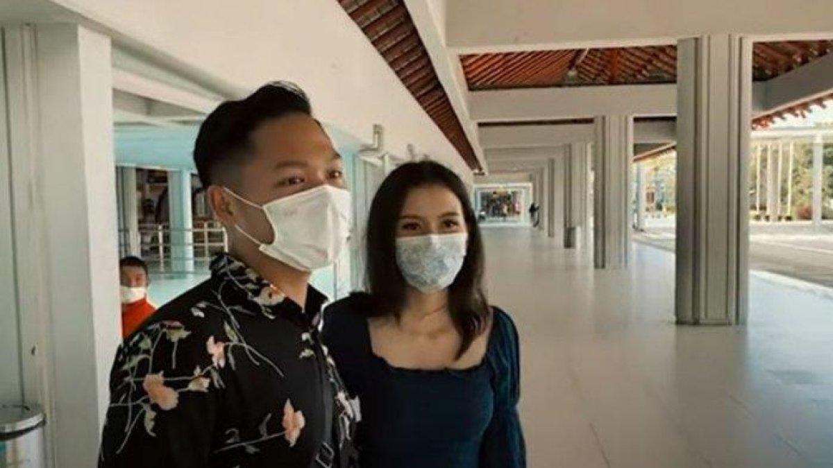 Azriel Hermansyah bertemu dengan Sarah Menzel di Bandara
