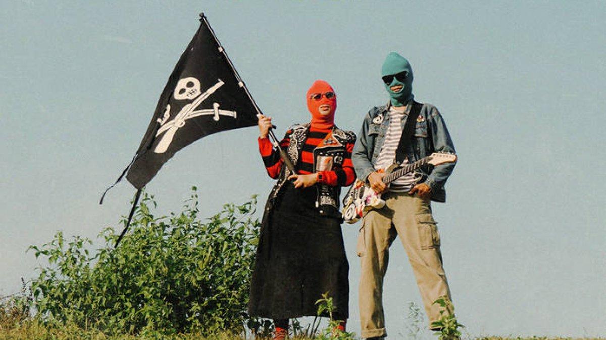BAND SUKATANI - Personel Band Sukatani dalam sampul album mereka Gelap Gempita (2023). Lirik lagu Bayar Bayar Bayar milik Sukatani yang viral hingga dihapus dari berbagai platform.