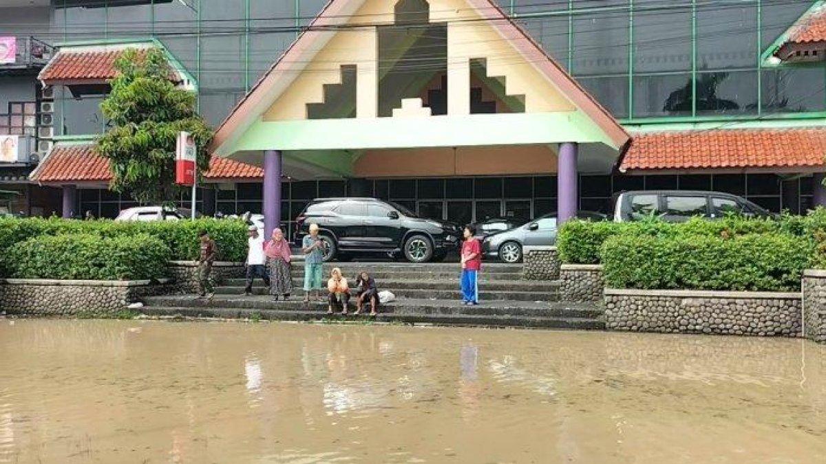 BANJIR DI BEKASI - Banjir di Perumahan Elit Kemang Pratama kediaman Wali Kota Bekasi Tri Adhianto, Selasa (4/3/2025). Banjir hebat melanda sejumlah wilayah Kota Bekasi, pada Selasa (4/3/2025). Perumahan elit Kemang Pratama di Kecamatan Rawalumbu, ikut kebanjiran.