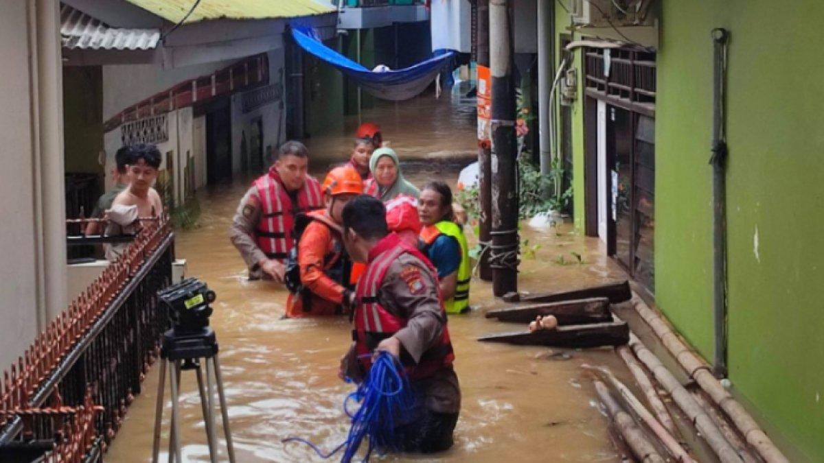 BANJIR DI JAKARTA - Proses evakuasi warga Kebon Pala yang terjebak banjir, Selasa (4/3/2025). Update banjir Jakarta Selasa (4/3/2025).