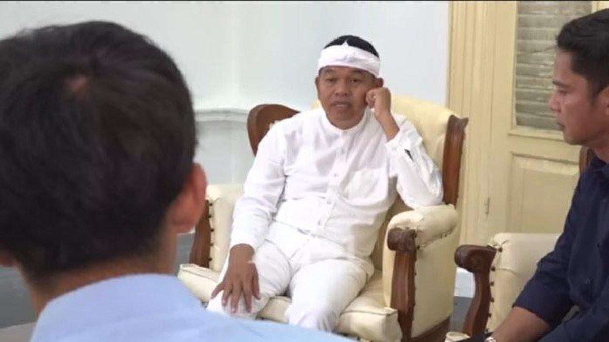 BARAK DEDI MULYADI - Pasangan suami istri asal Kayu Agung, Kabupaten Ogan Komering Ilir (OKI) meminta bantuan Dedi Mulyadi masukan putranya ke barak militer. 