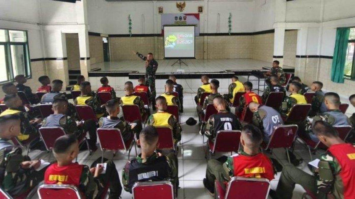 BARAK DEDI MULYADI - Pelajar menyimak materi oleh anggota TNI di program barak militer Dedi Mulyadi yang disampaikan oleh anggota TNI dalam program pembinaan karakter di Resimen Armed 1 Sthira Yudha, Sabtu (3/5/2025).