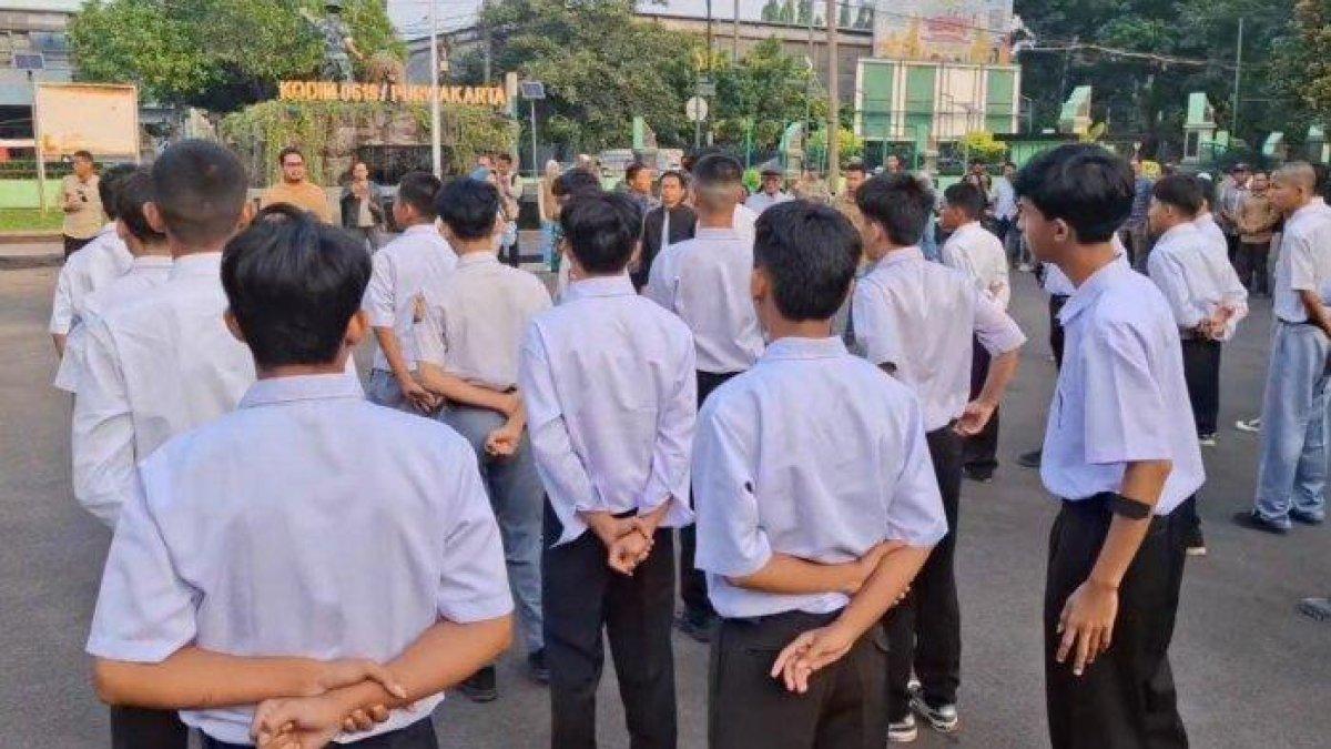 BARAK MILITER SISWA - Para siswa asal Purwakarta, Subang dan Karawang yang hendak menjalani pendidikan karakter di barak militer, Rindam Bandung, Senin (9/6/2025).