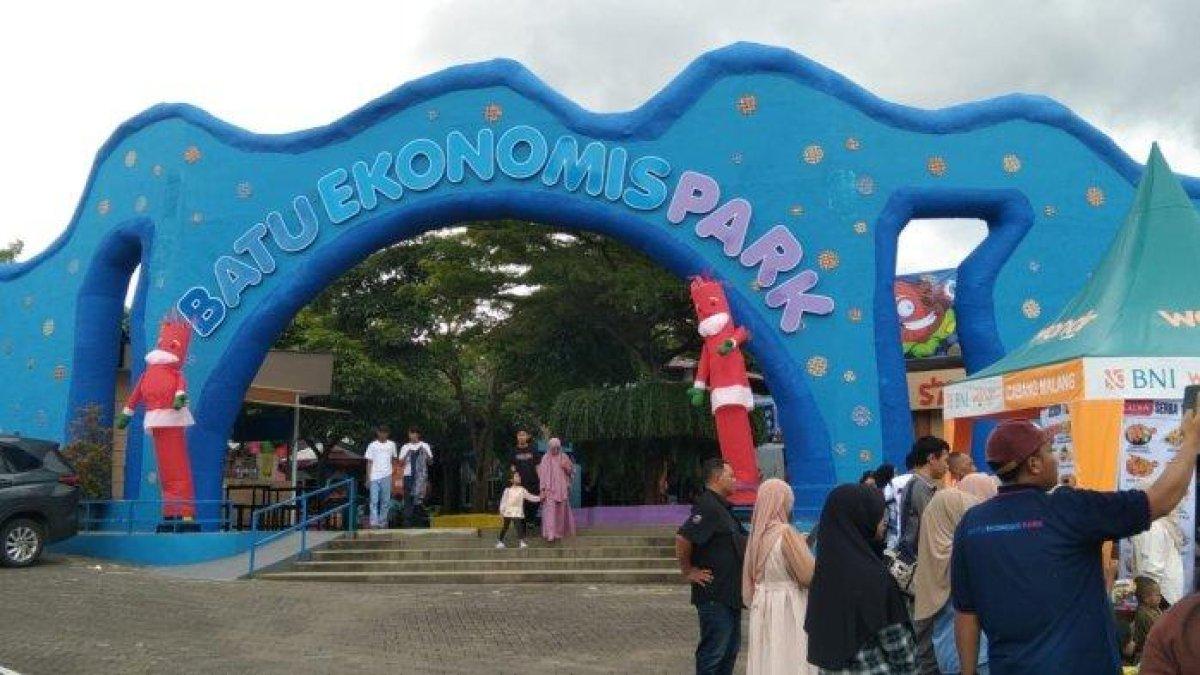 BATU EKONOMIS PARK - Tempat wisata di Kota Baru bernama Batu Ekonomis Park milik Jatim Park Group resmi dibuka pada Selasa (1/4/2025). Dengan harga voucher masuk terjangkau, di dalamnya terdapat 30 wahana hiburan modern termasuk waterpark serta berbagai koleksi satwa predator.