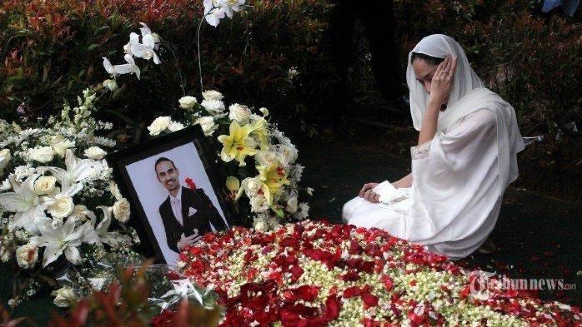 BCL mengunjungi makam Ashraf.