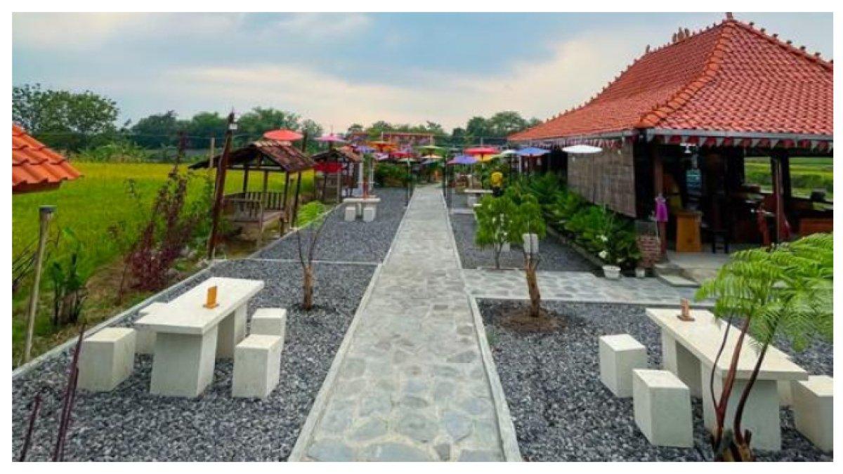 BEBEK MENEL KLATEN: Tempat Luas, Nyaman, Sejuk