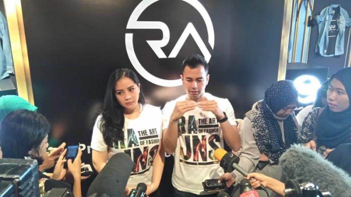 BISNIS RAFFI AHMAD,- Artis Raffi Ahmad dan istrinya Nagita Slavina saat ditemui dalam peluncuran RA Jeans, di kawasan Gunawarman, Kebayoran Baru, Jakarta Selatan, Kami (8/10/2015). Bisnis Raffi Ahmad RA Jeans bangkrut
