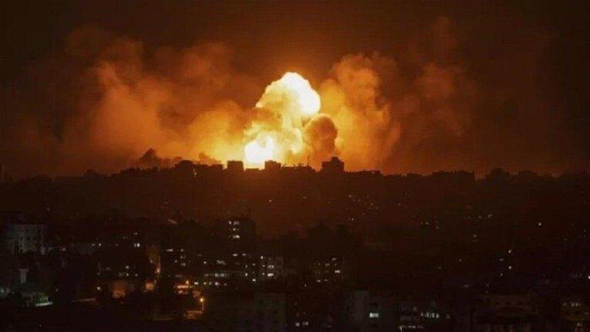 BOM RAFAH- Israel mengebom kamp Rafah, tempat para pengungsi berlindung di tenda-tenda pengungsian. Media Palestina melaporkan, sedikitnya 50 orang terbakar setelah pemboman yang dilakukan militer Israel, dan setidaknya 40 orang tewas dan beberapa lainnya terluka pada Minggu malam akibat pemboman Israel terhadap tenda-tenda di Rafah, kota paling selatan Jalur Gaza.