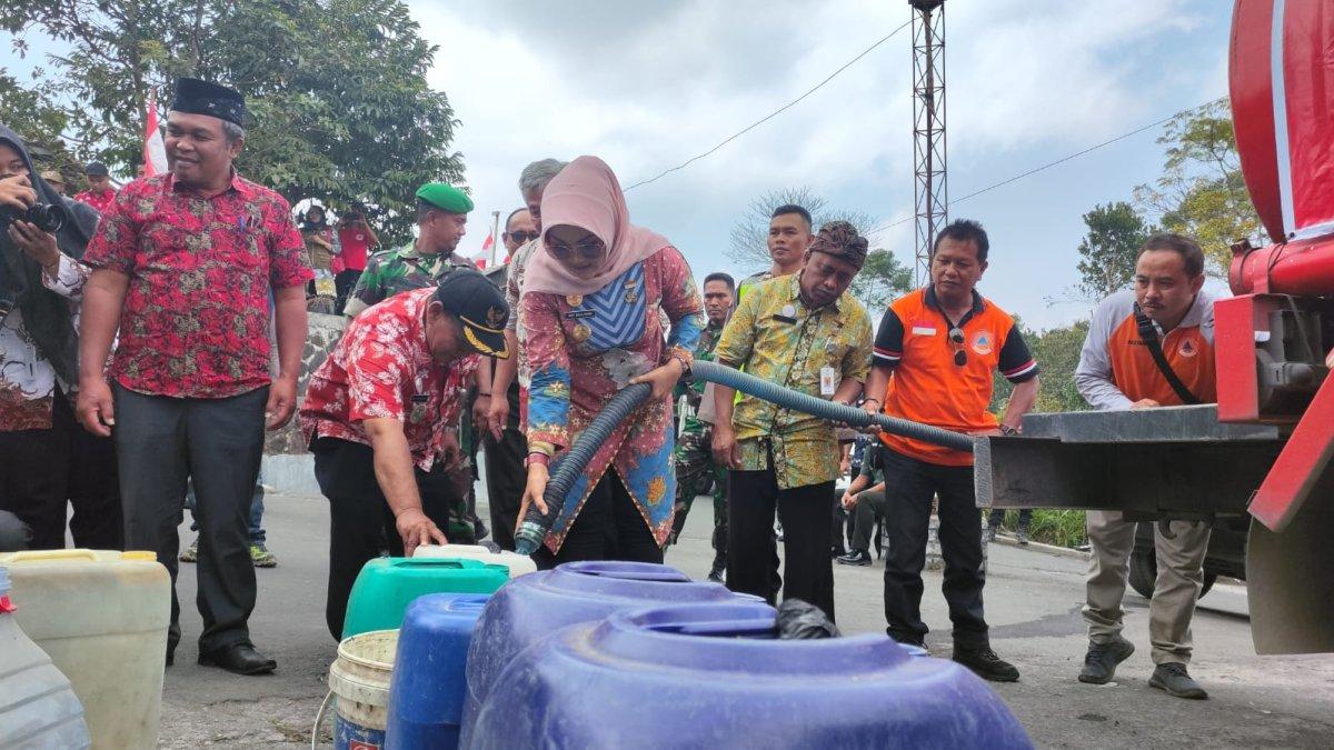 BPBD Klaten Ilustrasi Bupati Klaten Sri Mulyani lakukan Droping air bersih