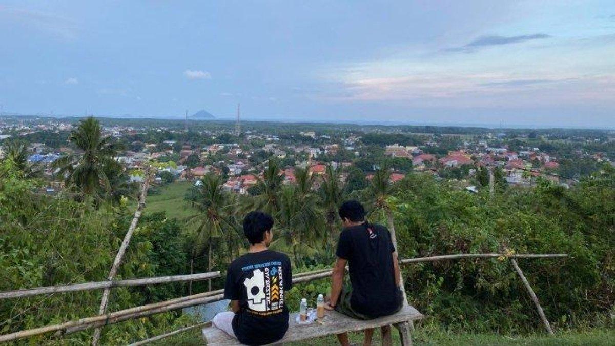 BUKIT PELANGI – Suasana Bukit Pelangi, terletak di Lingkungan Gojeng, Kecamatan Sinjai Utara, Kabupaten Sinjai (16/2/2025). Destinasi wisata ini kini terbengkalai hingga sepi pengunjung.