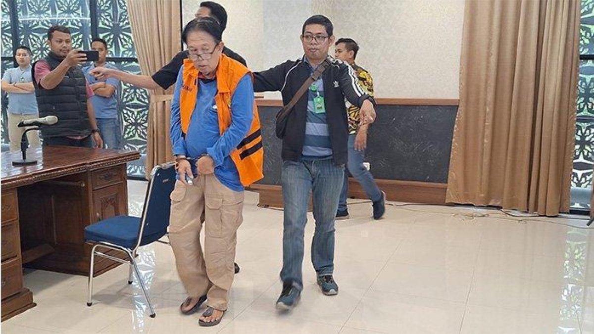 BURONAN KORUPSI DITANGKAP - Buronan kasus korupsi Nader Taher saat tiba di Kantor Kejati Riau, Jumat (14/2/2025). Dia berhasil diamankan pada Kamis (13/2/2035)