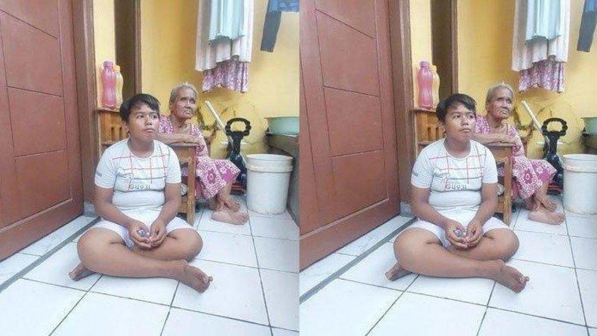 Babas bocah difabel kawal ambulans terpaksa putus sekolah karena orangtua sudah meninggal. Ia jadi tukang parkir dalam sehari-hari.