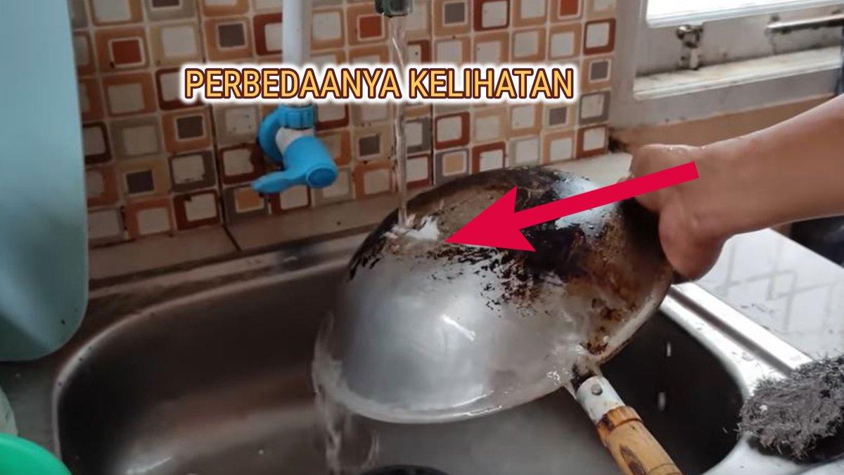 Bagian belakang panci yang gosong dibisa dibersihkan dengan cara yang gampang dan langsung mulus banget sekali gosok.