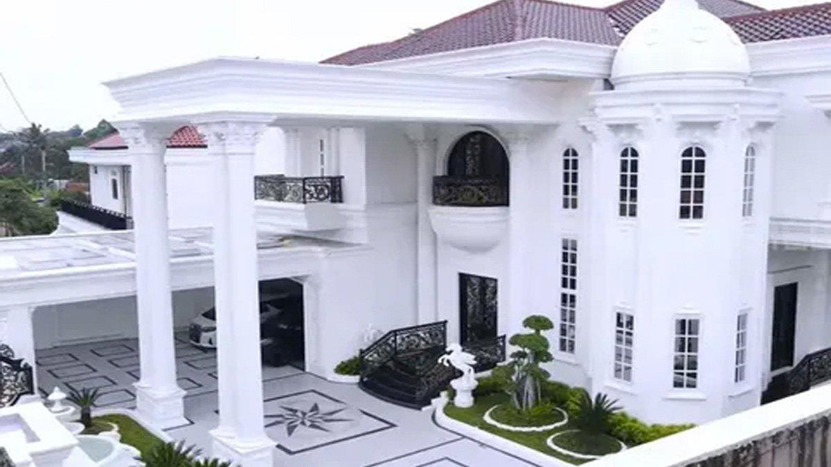 Bagian luar rumah Dini Nurdiyantini di Purwakarta.