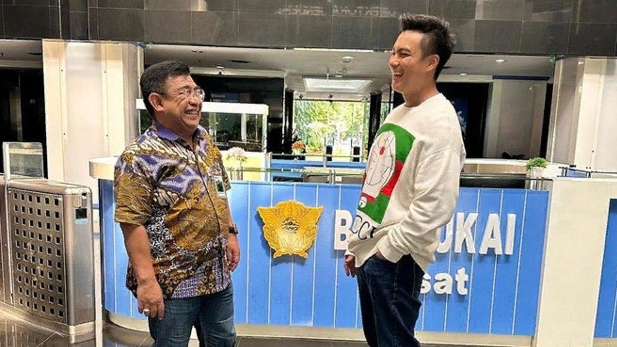 Baim Wong berbincang dengan direktur Bea Cukai, Pak Nirwala.