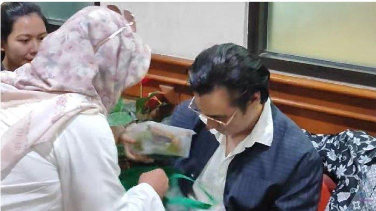 Baim Wong mendapat makanan dari fansnya