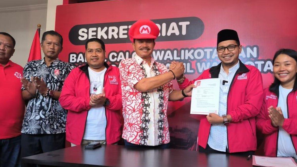 Bakal calon wali kota Madiun, Maidi menyerahkan formulir pendaftaran kepada Ke