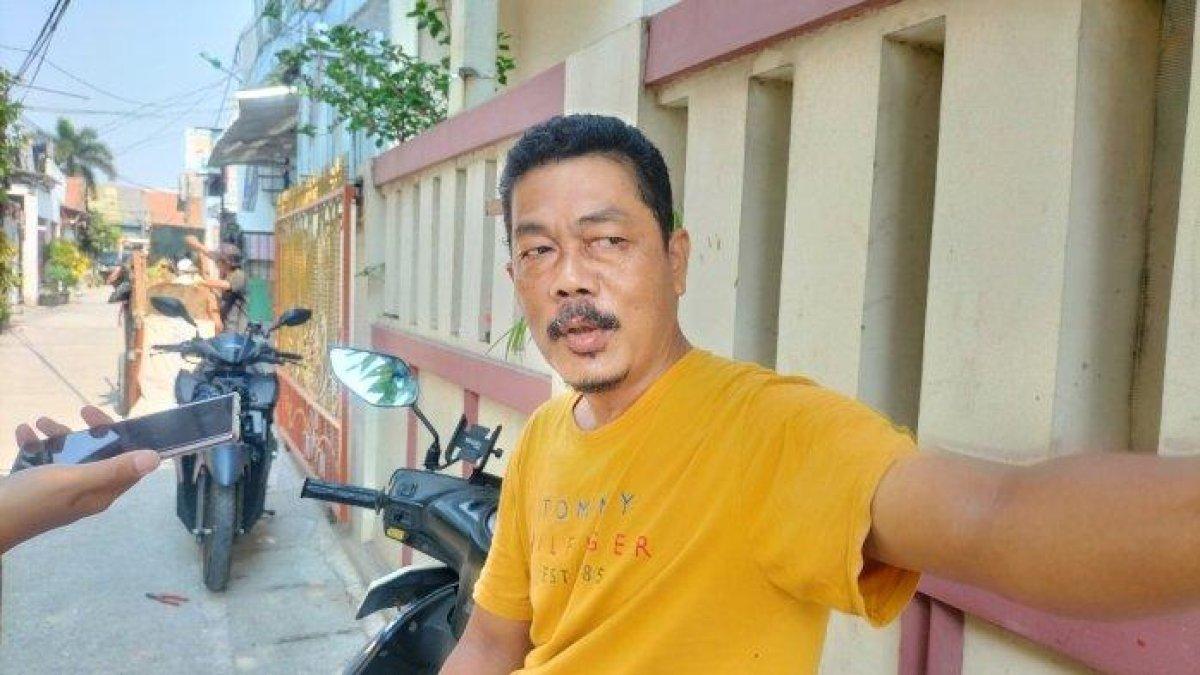 Bambang (54), salah satu tetangga dari ayah dan anak balita yang tewas membusuk di Koja, Jakarta Utara.