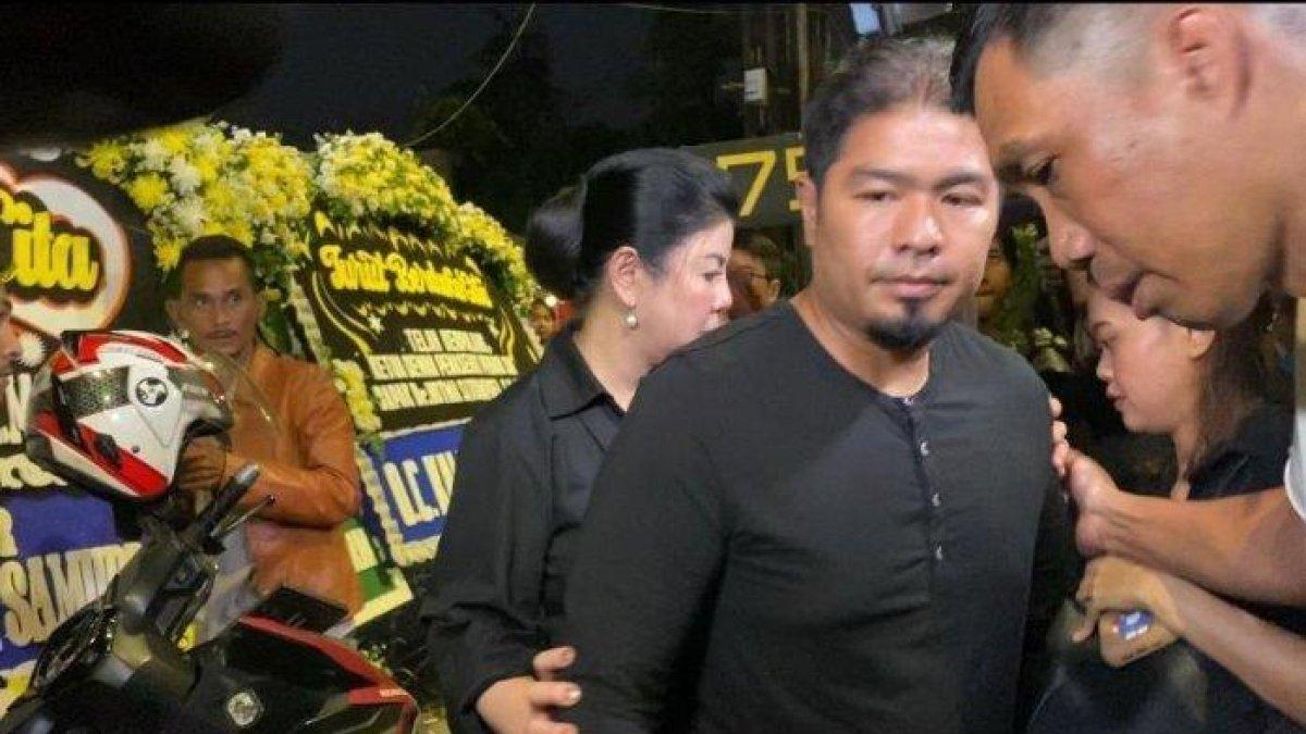 HOTMA SITOMPUL MENINGGAL - Bams eks Samsons bersama Desiree Tarigan melayat ke rumah duka Hotma Sitompul di kawasan Jalan Pengeran Antasari, Jakarta Selatan, Rabu (16/4/2025).