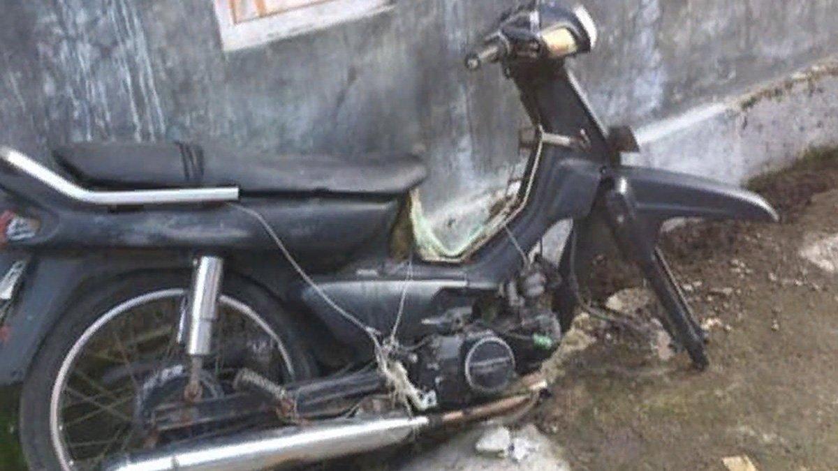Ban depan sepeda motor Grand Astrea hilang dicuri
