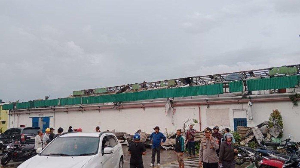Penampakan bangunan milik PT Kwalram, di Kecamatan Cimanggung, Sumedang, hancur akibat disapu angin puting beliung, Rabu (21/2/2024) sore.