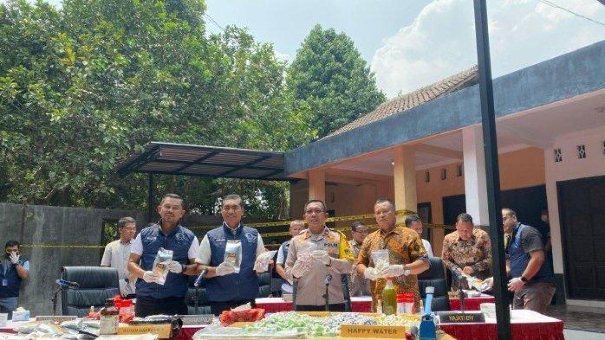 Bareskrim Polri dan jajaran pejabat berkepentingan menunjukkan sejumlah barang bukti produksi dan pengedaran narkotika. Barang bukti itu ditunjukkan kepada awak media di Kalurahan Baturetno, Kapanewon Banguntapan, Kabupaten Bantul, Jumat (3/11/2023).