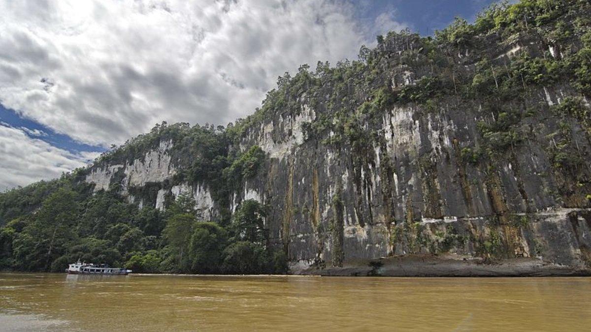 Batu Dinding Mahakam Ulu