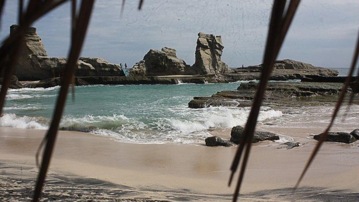 BATU KARANG YANG UNIK - Batuan karang unik di Pantai Klayar menjadi daya tarik utama. Pemandangan alamnya yang menakjubkan cocok untuk petualangan dan foto-foto seru!