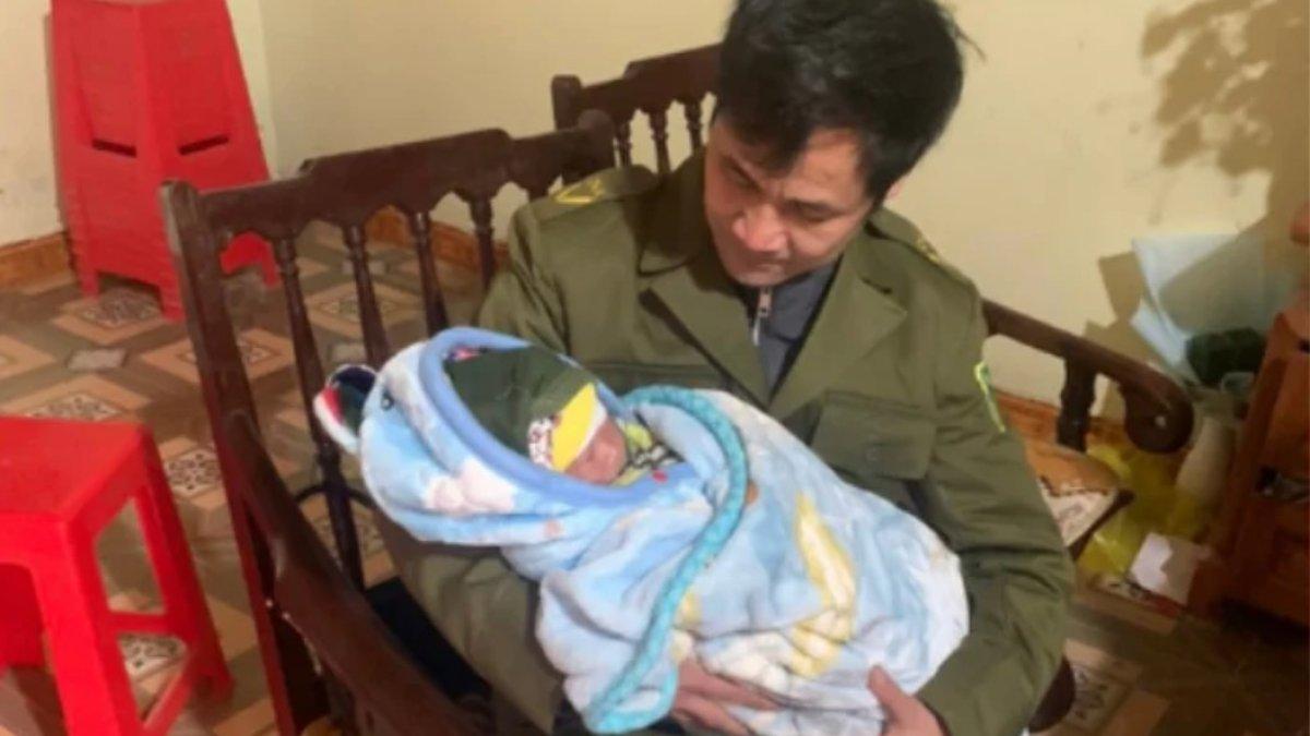 Bayi ditinggal di kuil oleh orangtuanya.