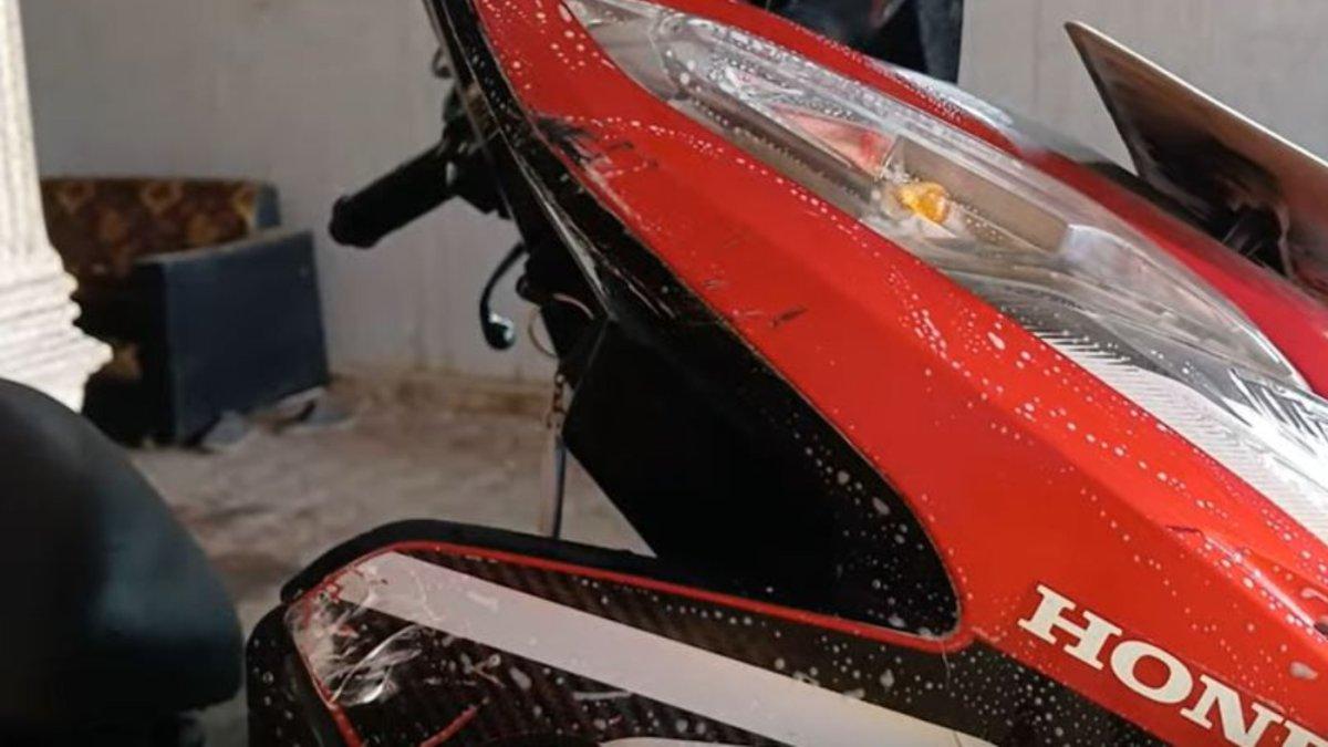 Beginilah cara menghilangkan lecet pada body motor, cukup dioles pasta gigi, baret langsung hilang permanen.