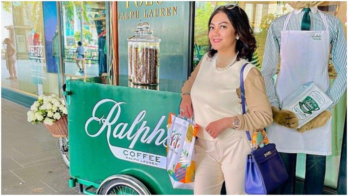 Bella Saphira berfoto di depan gerobak saat liburan di Singapura.