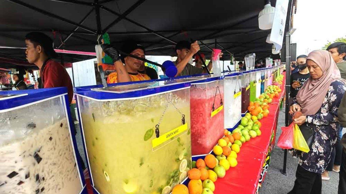 Ilustrasi penjual jus buah di pasar takjil Ramadan.