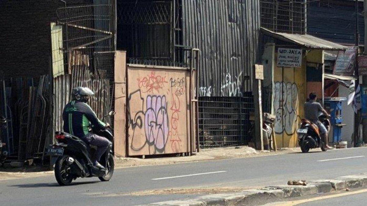 Bercak darah korban ditutupi pasir di lokasi kejadian. Kecelakaan tunggal terjadi di Jalan Raya Jakarta-Bogor, Cimanggis, Kota Depok, persisnya di depan Rumah Sakit Tugu Ibu pagi hari tadi, Jumat (4/8/2023).