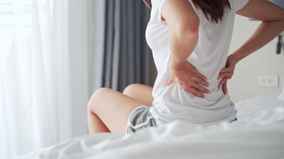 Berikut ini 8 cara ampuh atasi sakit punggung saat menstruasi.